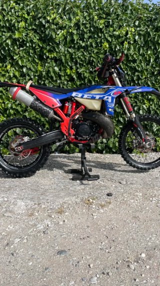 Beta Enduro/Motocross Moto Azul y Roja