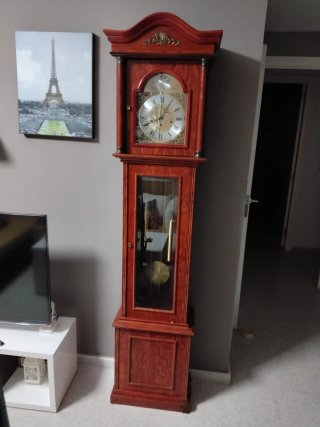 Reloj de pie antiguo de madera