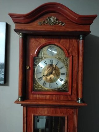 Reloj de pie antiguo de madera