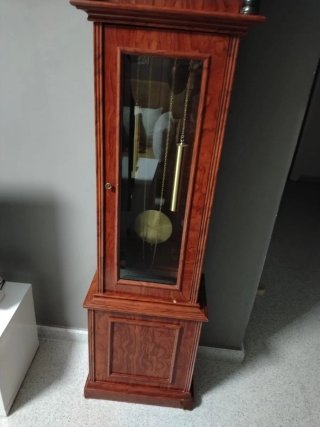 Reloj de pie antiguo de madera