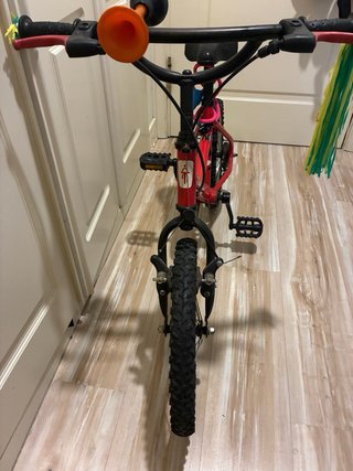 Bicicleta infantil roja 3-7 años
