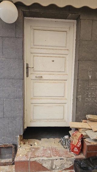 Puerta de madera blanca