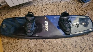Tabla de wakeboard Jobe con botas