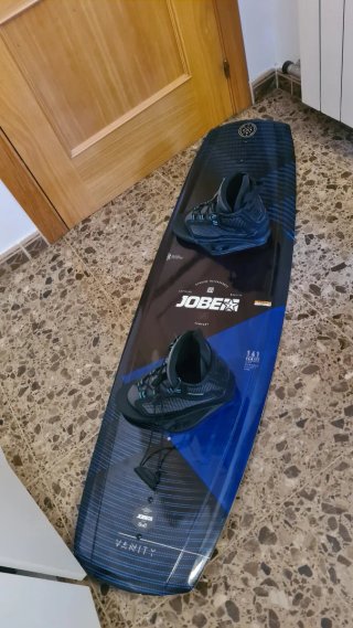 Tabla de wakeboard Jobe con botas