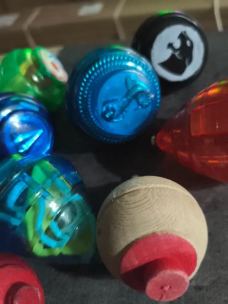 Lote de peonzas de colores