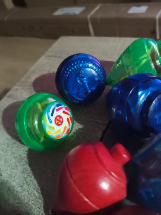 Lote de peonzas de colores