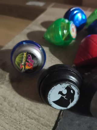 Lote de peonzas de colores