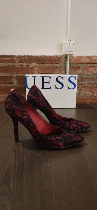 Zapatos de salón Guess negros y rojos