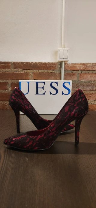 Zapatos de salón Guess negros y rojos