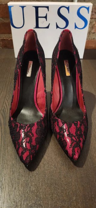 Zapatos de salón Guess negros y rojos