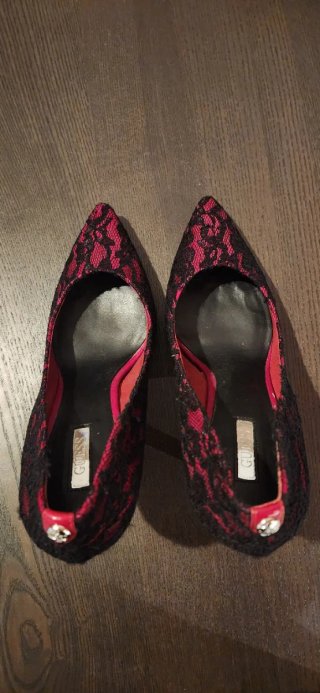 Zapatos de salón Guess negros y rojos