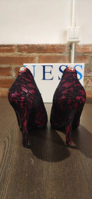 Zapatos de salón Guess negros y rojos
