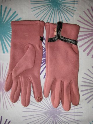 Guantes rosas elegantes con detalles