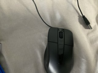 ratón con cable y de regalo cordones azules