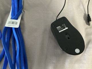 ratón con cable y de regalo cordones azules