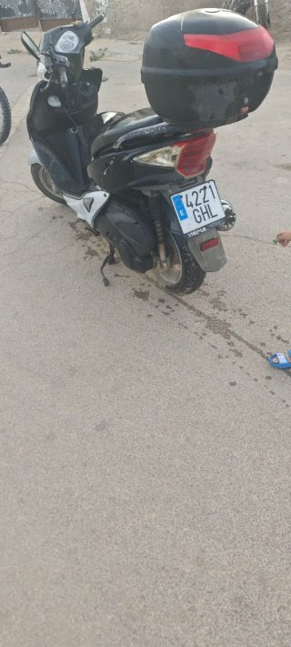 Moto Scooter Negra y Plateada