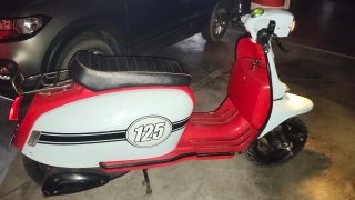 Scomadi 125 Scooter Roja y Blanca