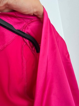 Vestido rosa con escote y abertura