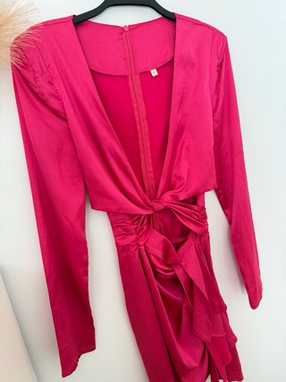 Vestido rosa con escote y abertura