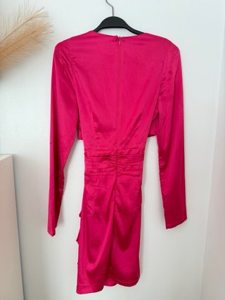 Vestido rosa con escote y abertura