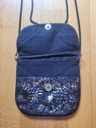 Bolso Sfera negro y dorado con cadena