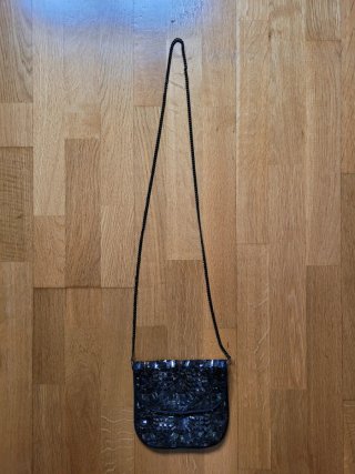 Bolso Sfera negro y dorado con cadena