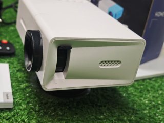 Proyector LED Portátil con Mando y Caja