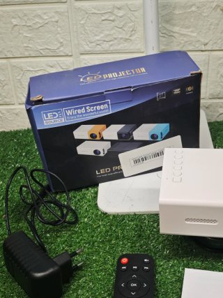 Proyector LED Portátil con Mando y Caja