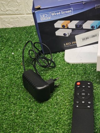 Proyector LED Portátil con Mando y Caja