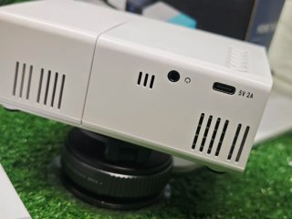 Proyector LED Portátil con Mando y Caja