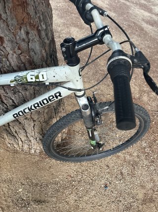 Bicicleta Rockrider con rueda de recambio