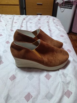 Zapatos botín ante mujer marrones
