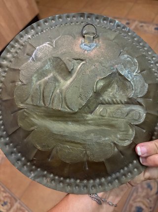 Plato decorativo metal repujado