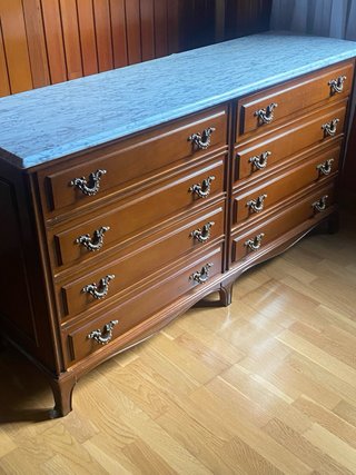 Cómoda antigua de madera y mármol