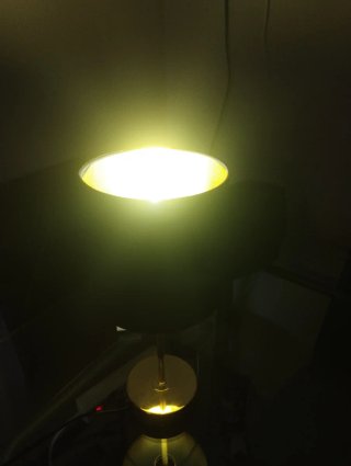 Lámpara de mesa negra y dorada