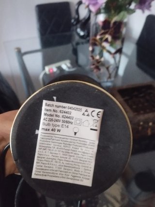 Lámpara de mesa negra y dorada