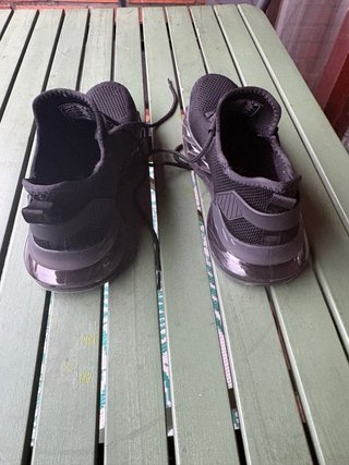 Deportivas negras sin marca...