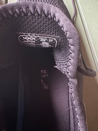 Deportivas negras sin marca...