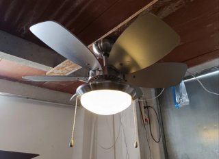 Ventilador de techo plateado con luz