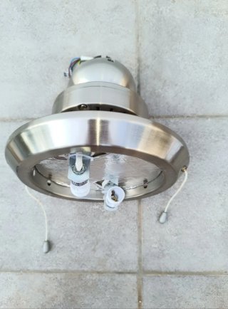 Ventilador de techo plateado con luz