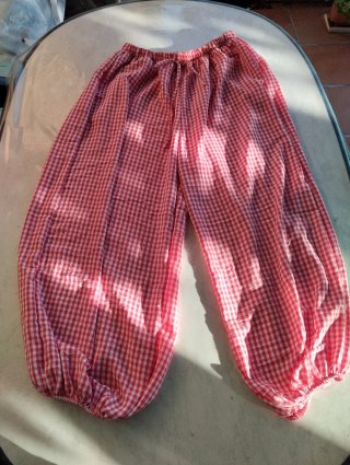 Pantalones cuadros rojos y blancos