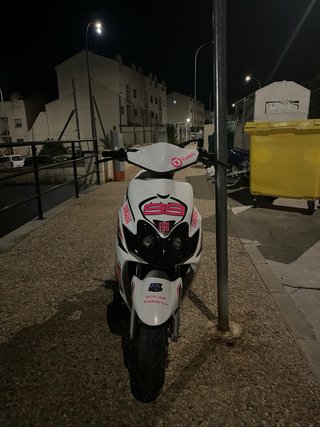 Yamaha Jog RR Scooter Blanca y Negra