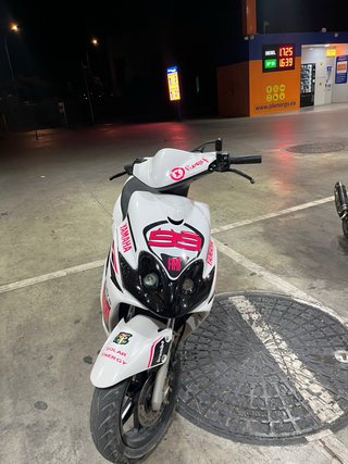Yamaha Jog RR Scooter Blanca y Negra