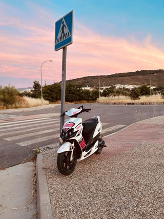 Yamaha Jog RR Scooter Blanca y Negra