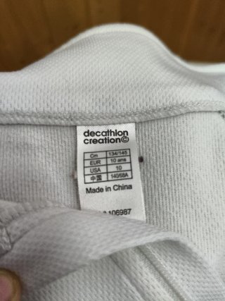 Camiseta deportiva blanca con cremallera
