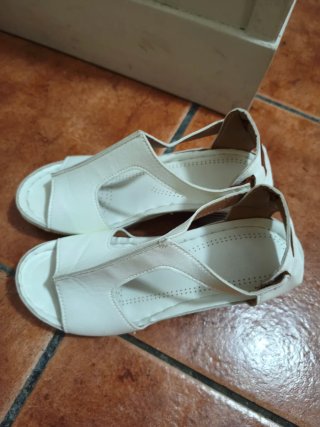 Sandalias blancas de tacón