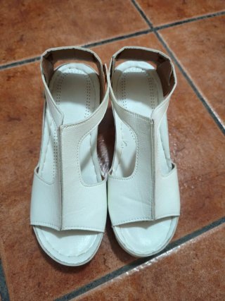 Sandalias blancas de tacón