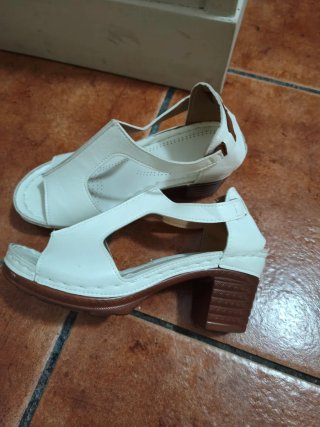Sandalias blancas de tacón