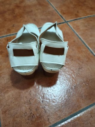 Sandalias blancas de tacón