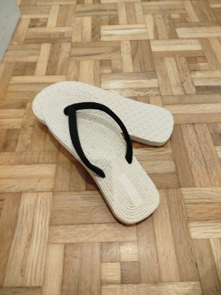 Chanclas beige y negras talla 37